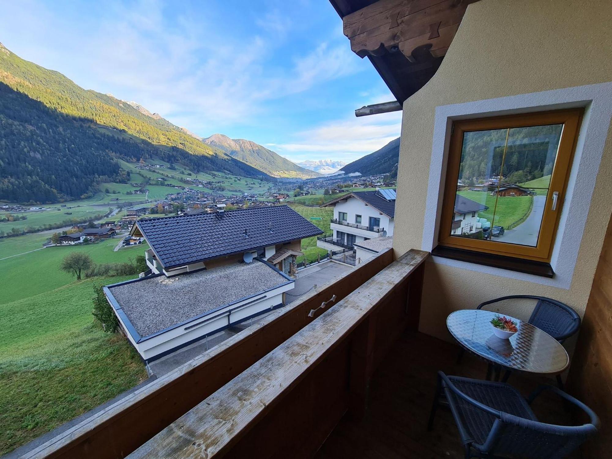 Plush Apartment With Mountain Views Neustift im Stubaital Eksteriør billede
